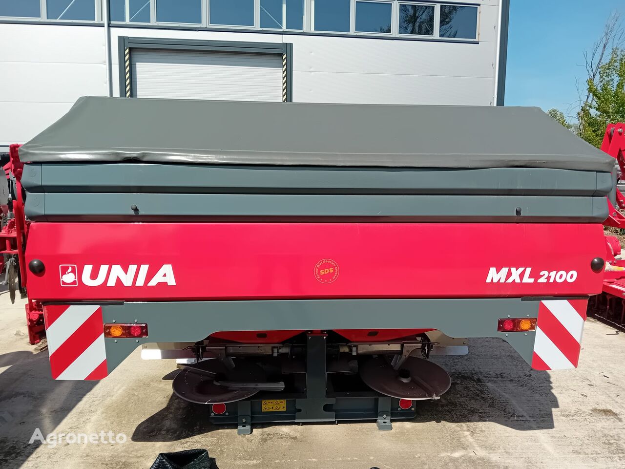 new Unia MXL 2100 mounted fertilizer spreader