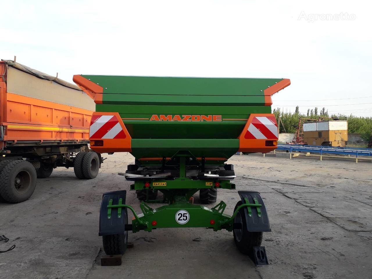 new Amazone ZA-M 3001 Pritsepnoy+Telezhka AKTsIYa  trailed fertilizer spreader