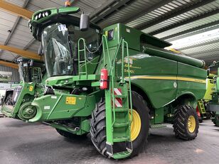 John Deere S680i grain harvester