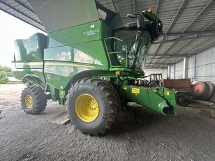 John Deere S780i grain harvester