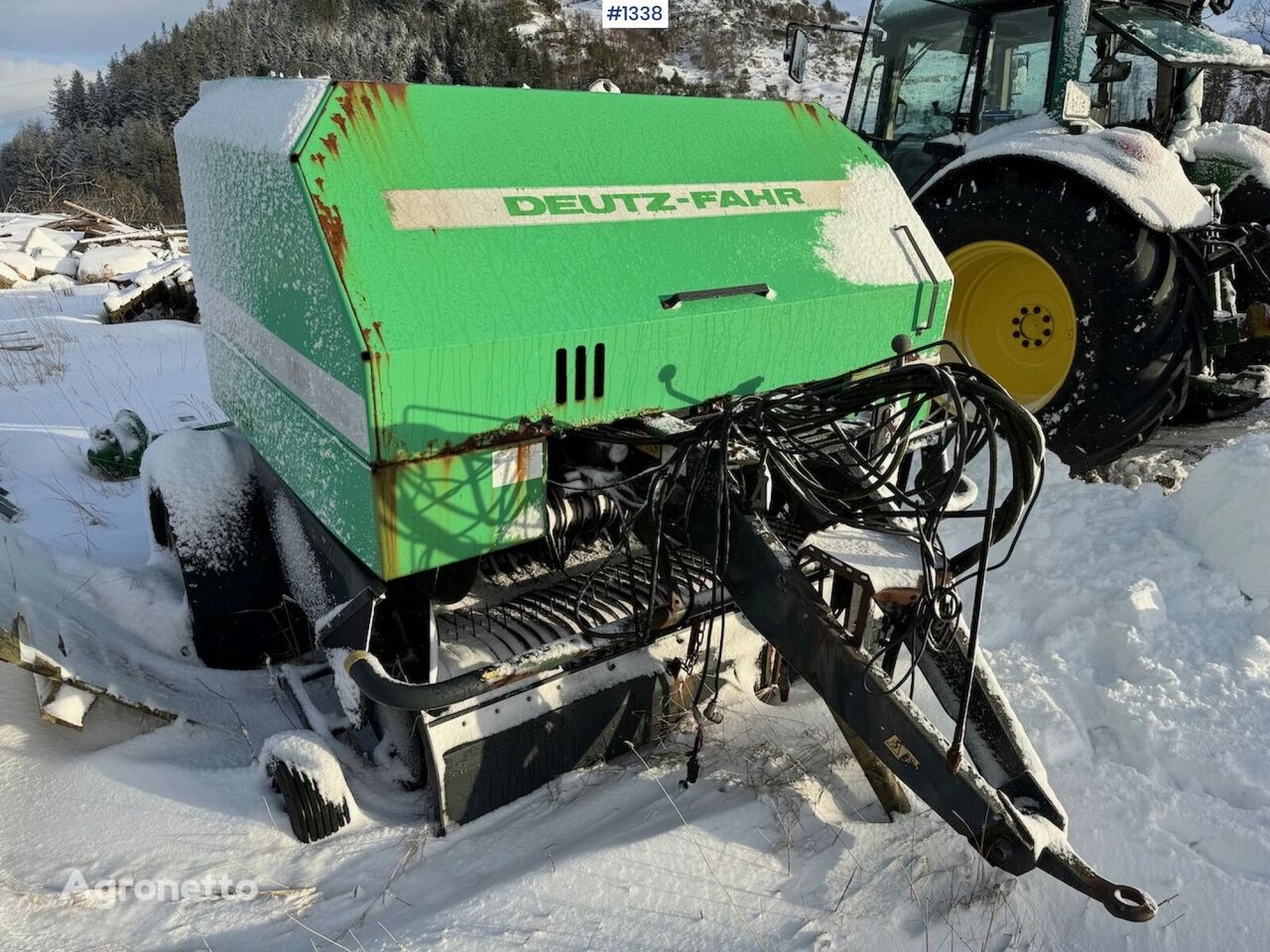 Kverneland-Deutz 6830 round baler