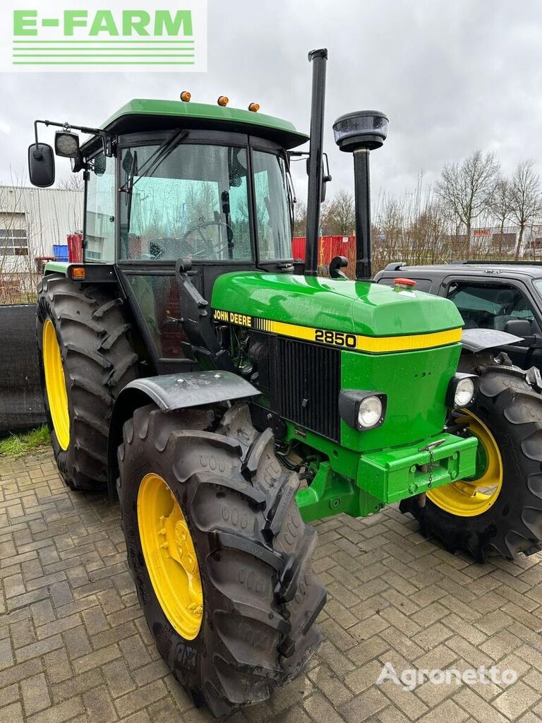 John Deere 2850 wheel tractor